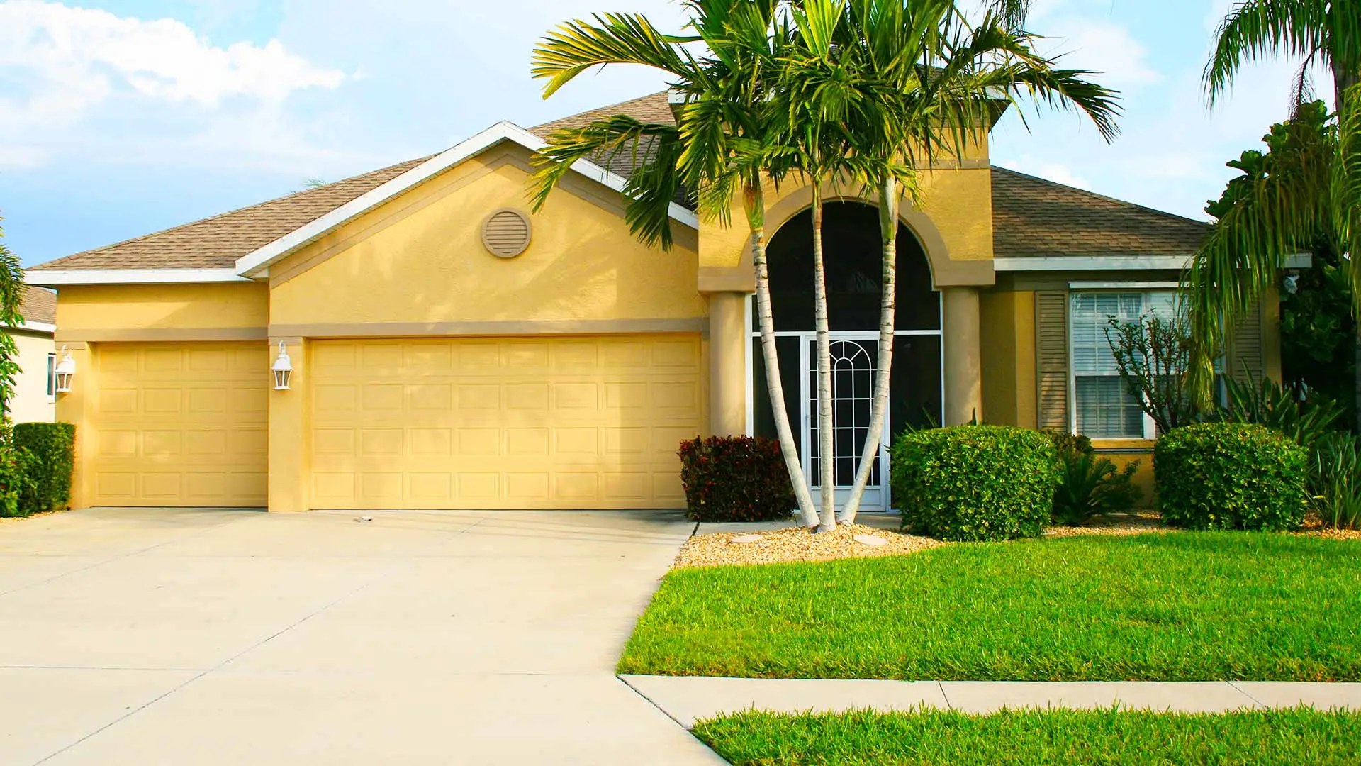 Lakeland, FL home with professionally manicured landscape by ProCare Lawn Maintenance.
